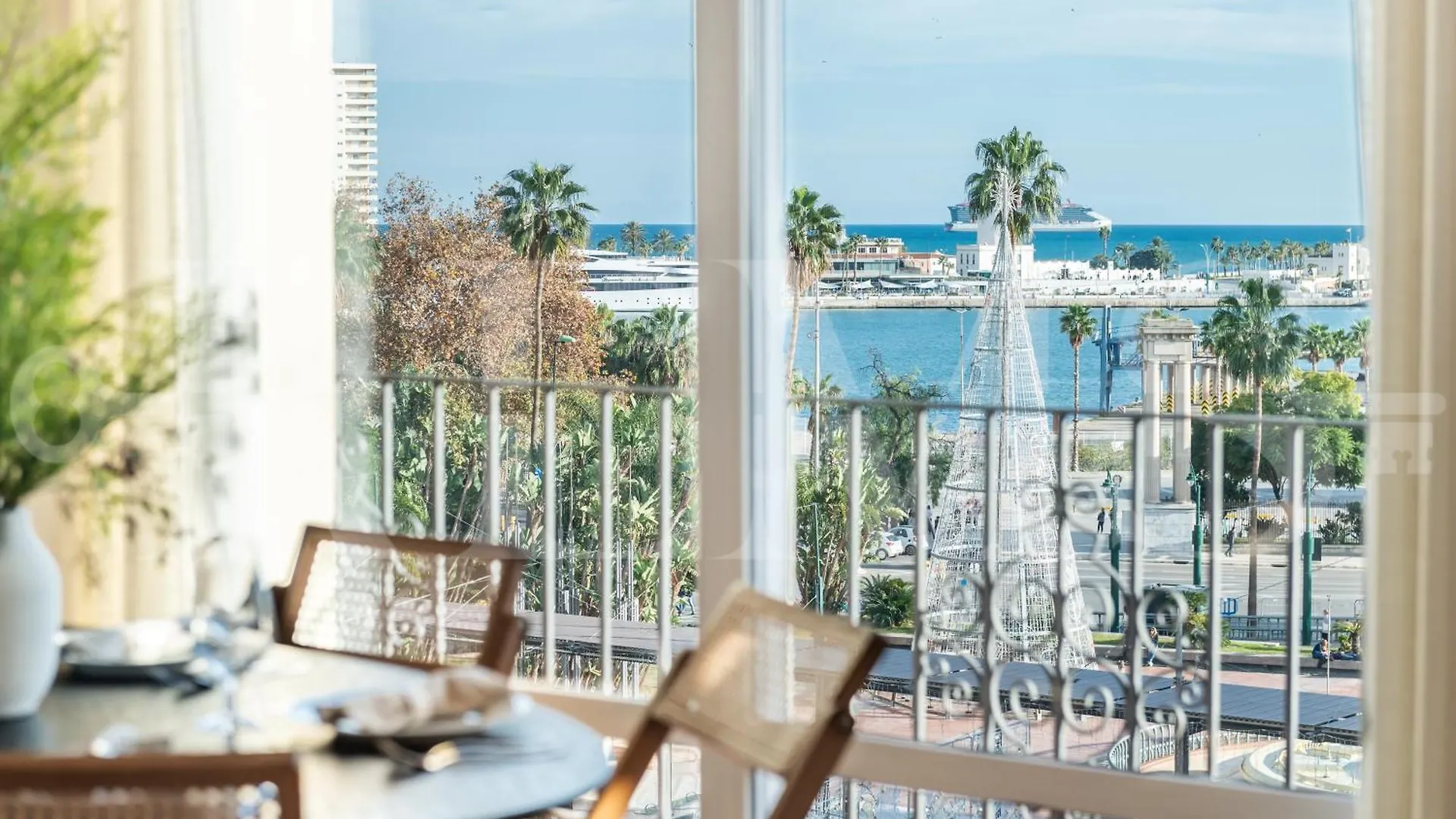 Elegant Coastal Charm With Unique Views By Rems Appartement Málaga