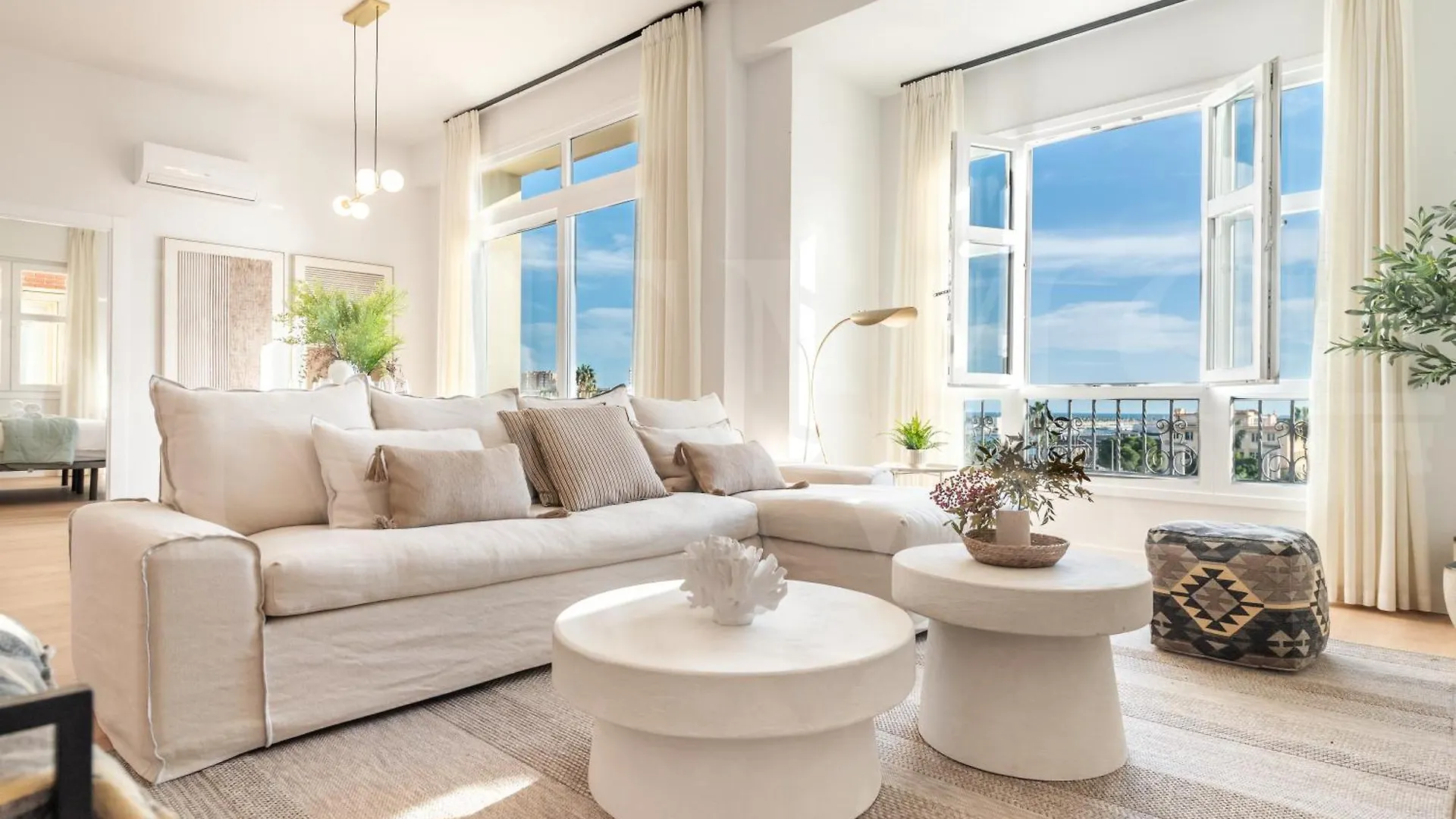Elegant Coastal Charm With Unique Views By Rems Appartement Málaga