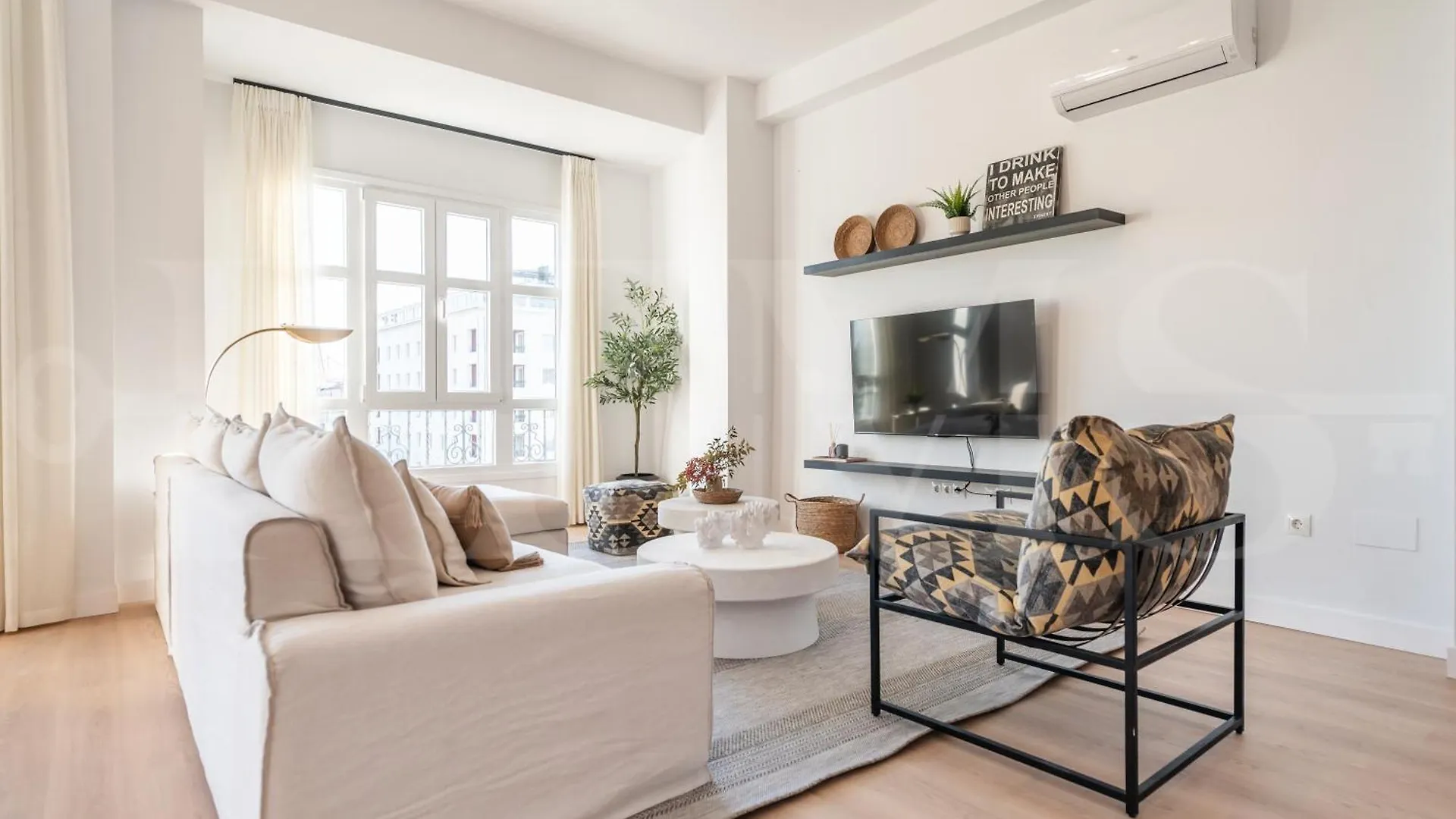 Elegant Coastal Charm With Unique Views By Rems Appartement Málaga