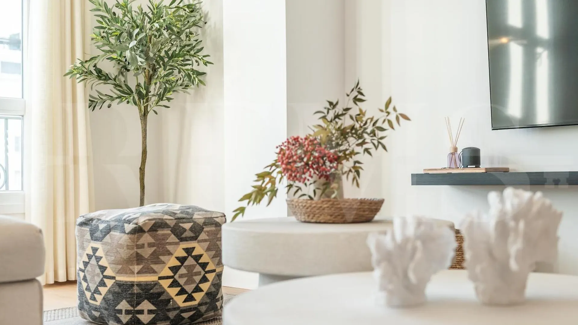 Elegant Coastal Charm With Unique Views By Rems Appartement Málaga