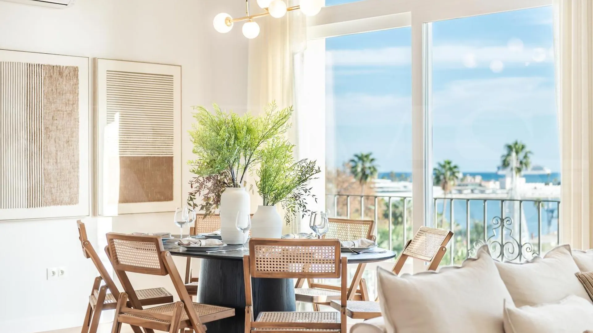 Elegant Coastal Charm With Unique Views By Rems Appartement Málaga