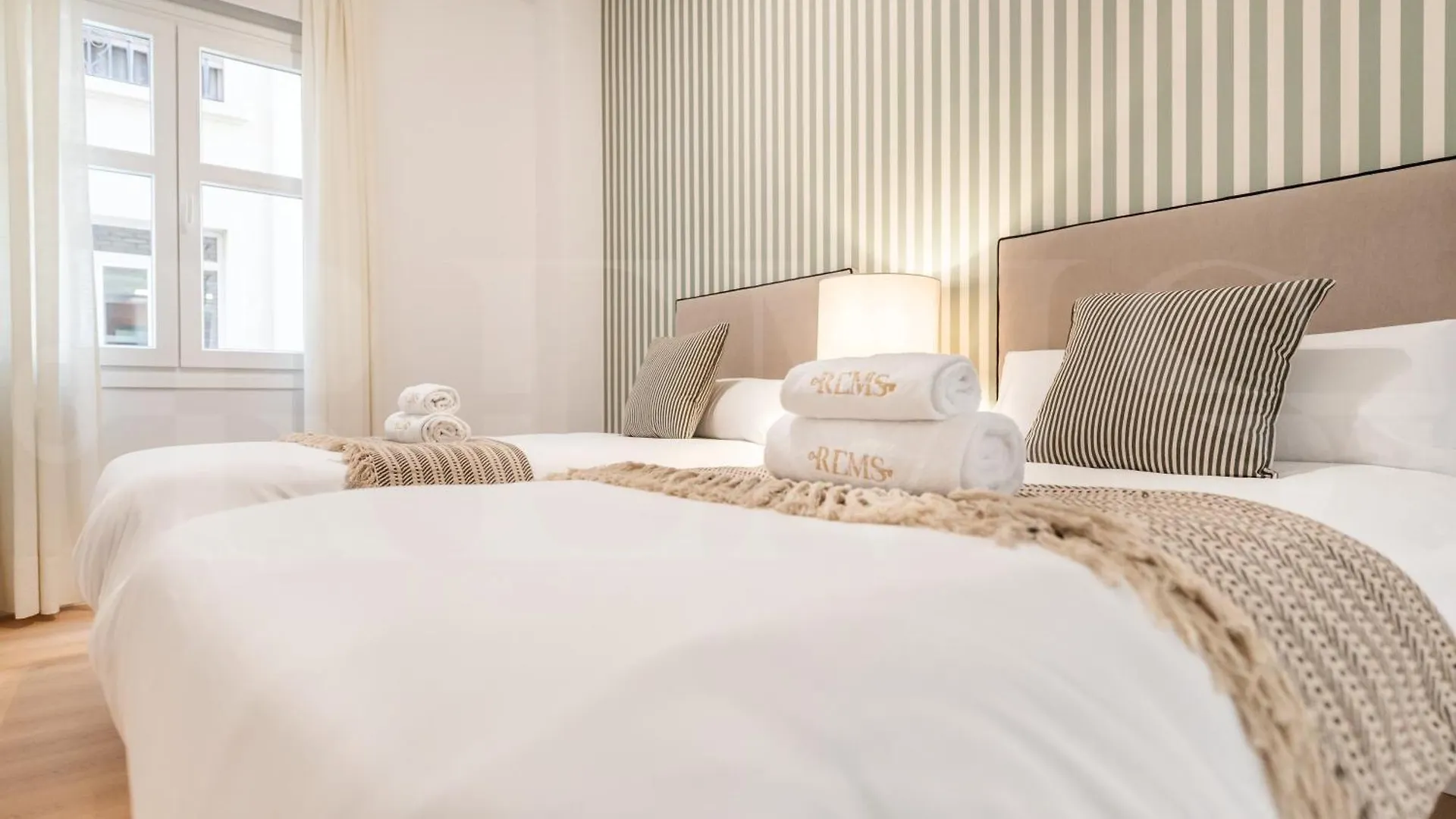 Elegant Coastal Charm With Unique Views By Rems Appartement Málaga