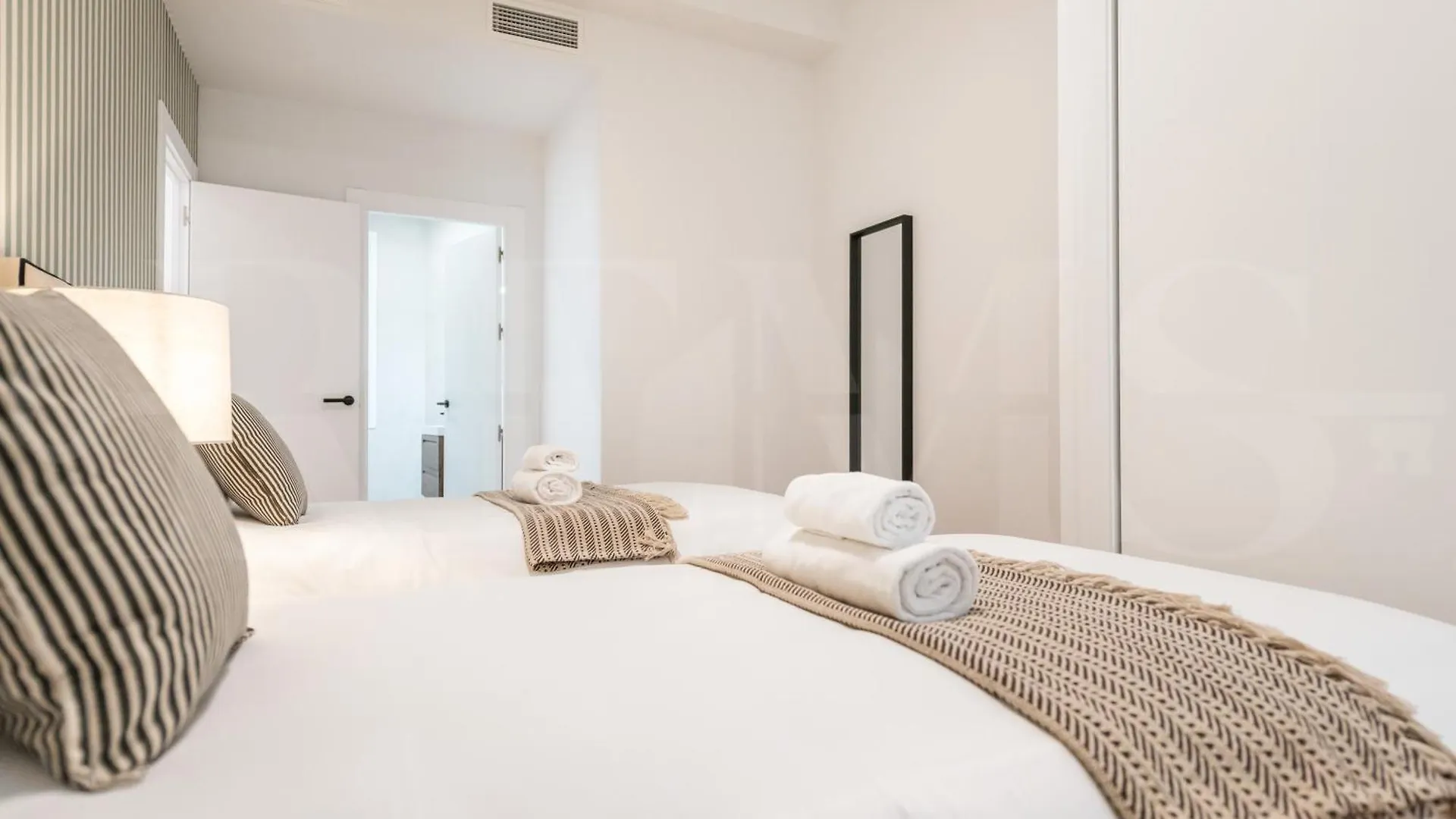 Elegant Coastal Charm With Unique Views By Rems Appartement Málaga