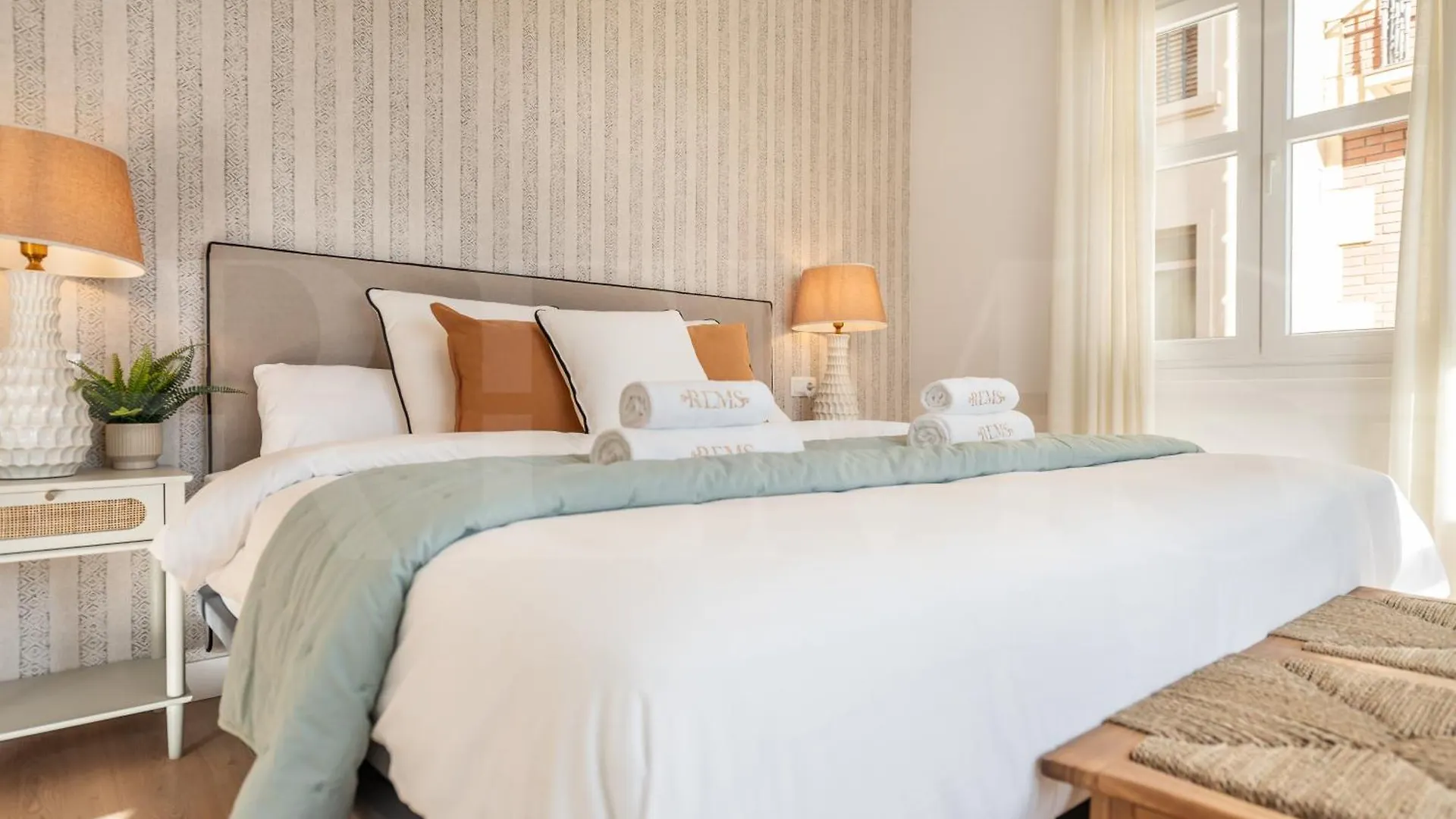 Elegant Coastal Charm With Unique Views By Rems Appartement Málaga